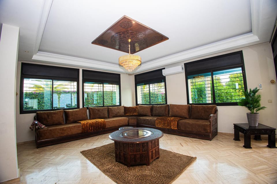 Villa avec piscine et sauna 8 chambres proche commodité et Casa Finance City Villa in Casablanca