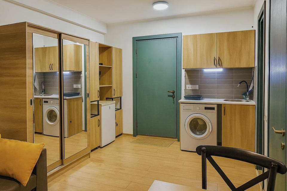 Kitchen or kitchenette, oven, washing machine