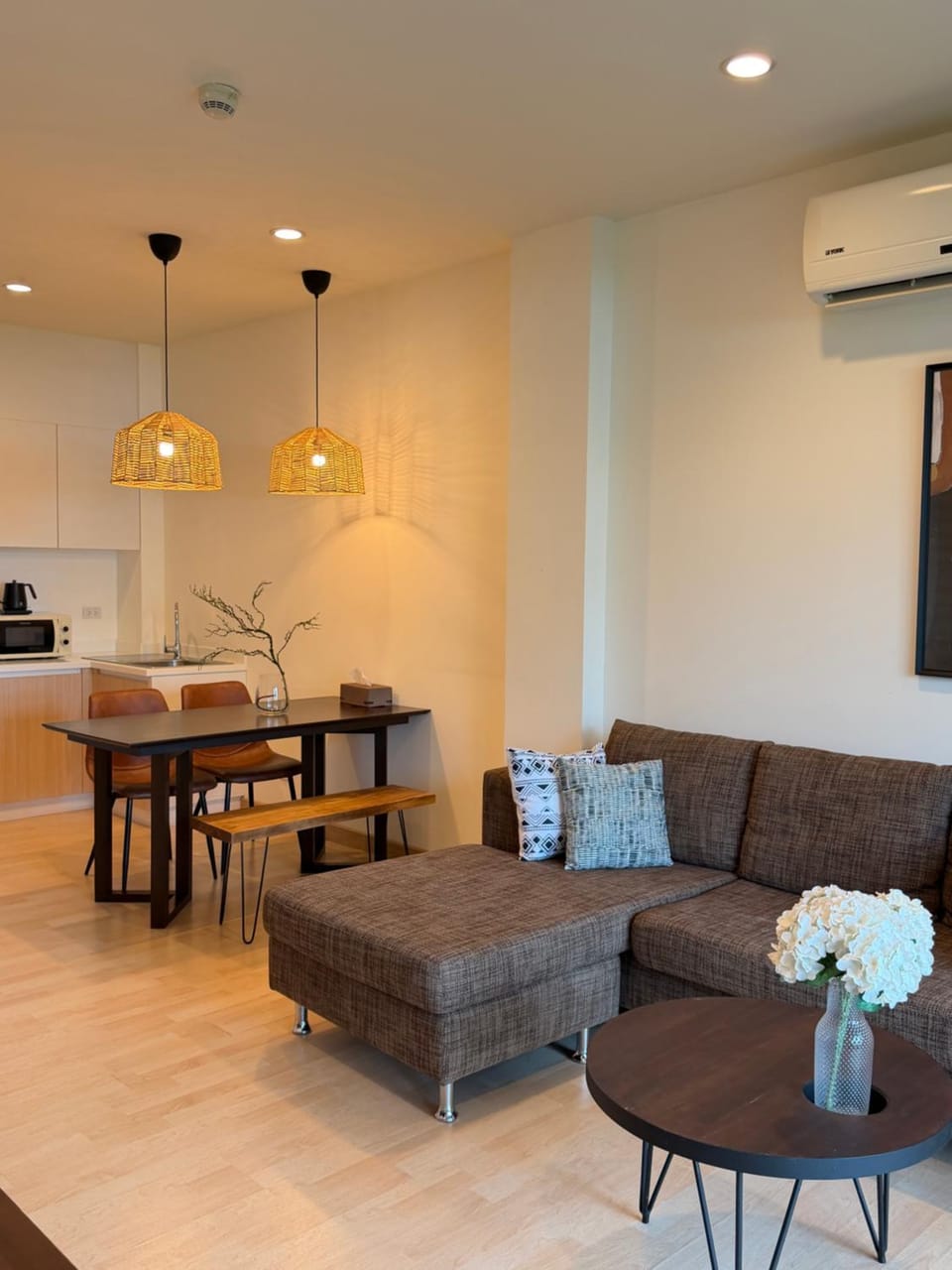 Kitchen or kitchenette, Living room, Seating area, Dining area