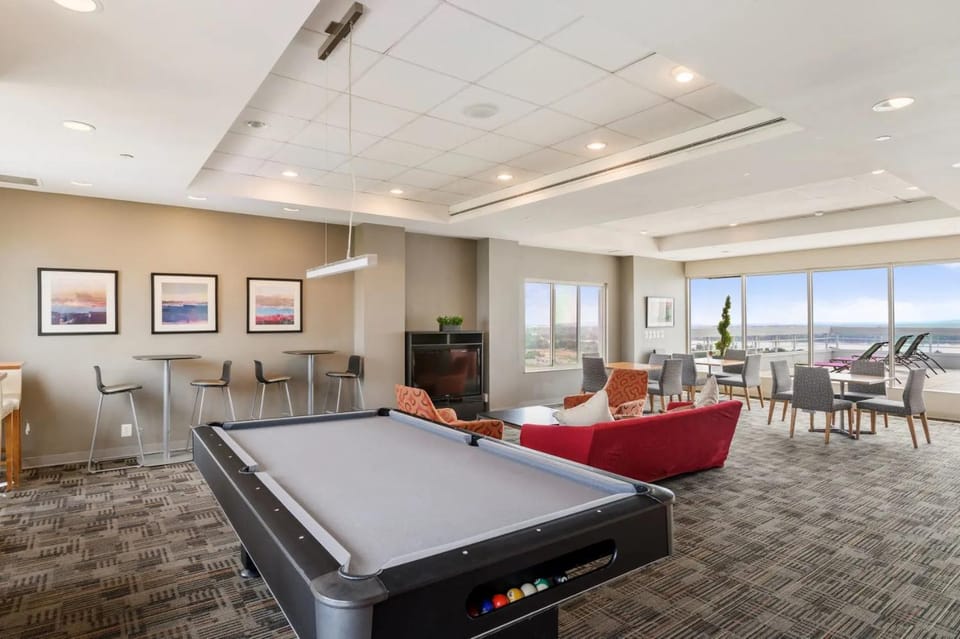 Property building, Communal lounge/ TV room, Billiard, Game Room, Seating area