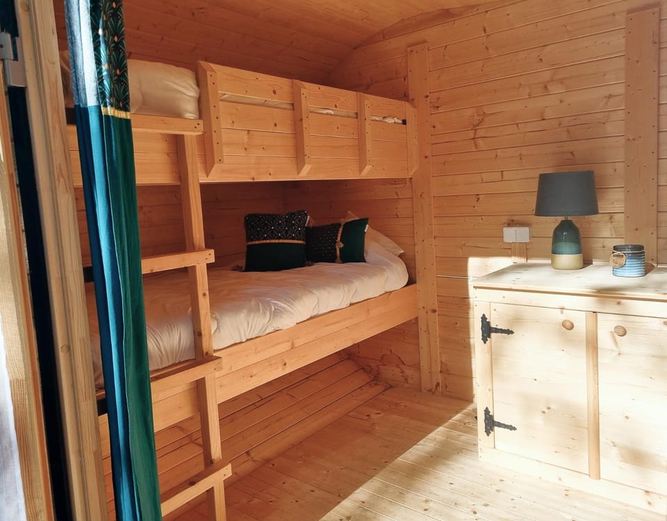 Bedroom, bunk bed