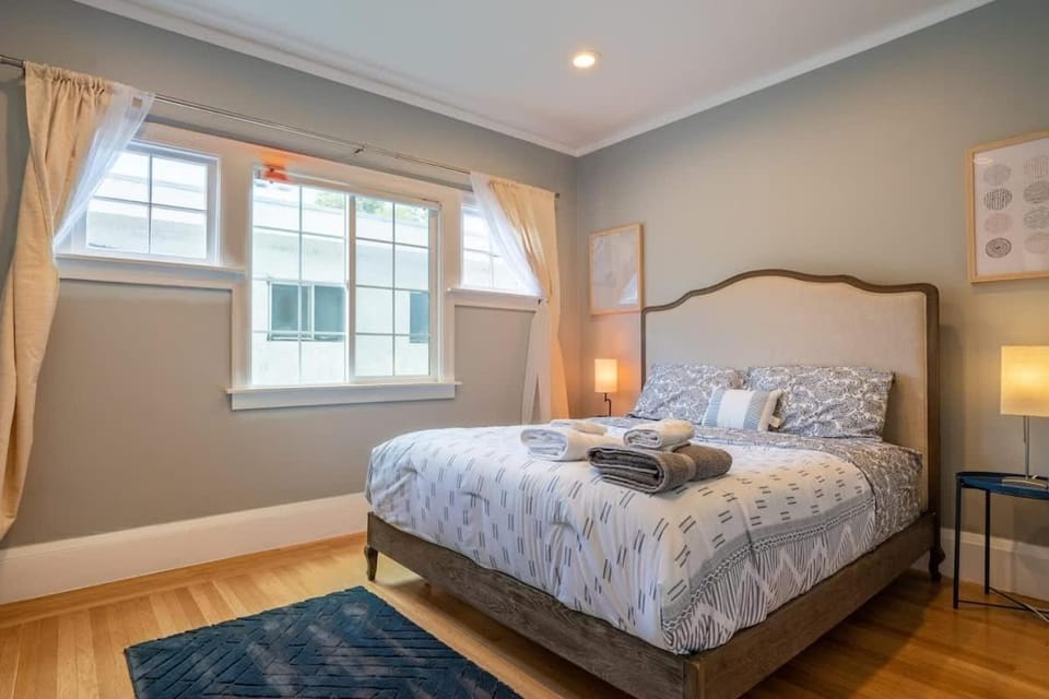 Oak Manor - Chic & Stylish 2BR Apartment Retreat Apartment in Oakland