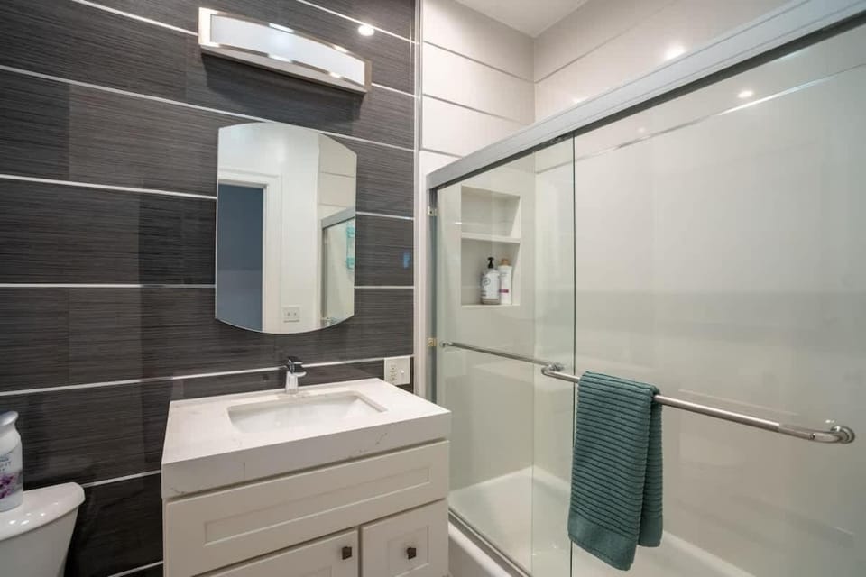 Oak Manor - Chic & Stylish 2BR Apartment Retreat Apartment in Oakland