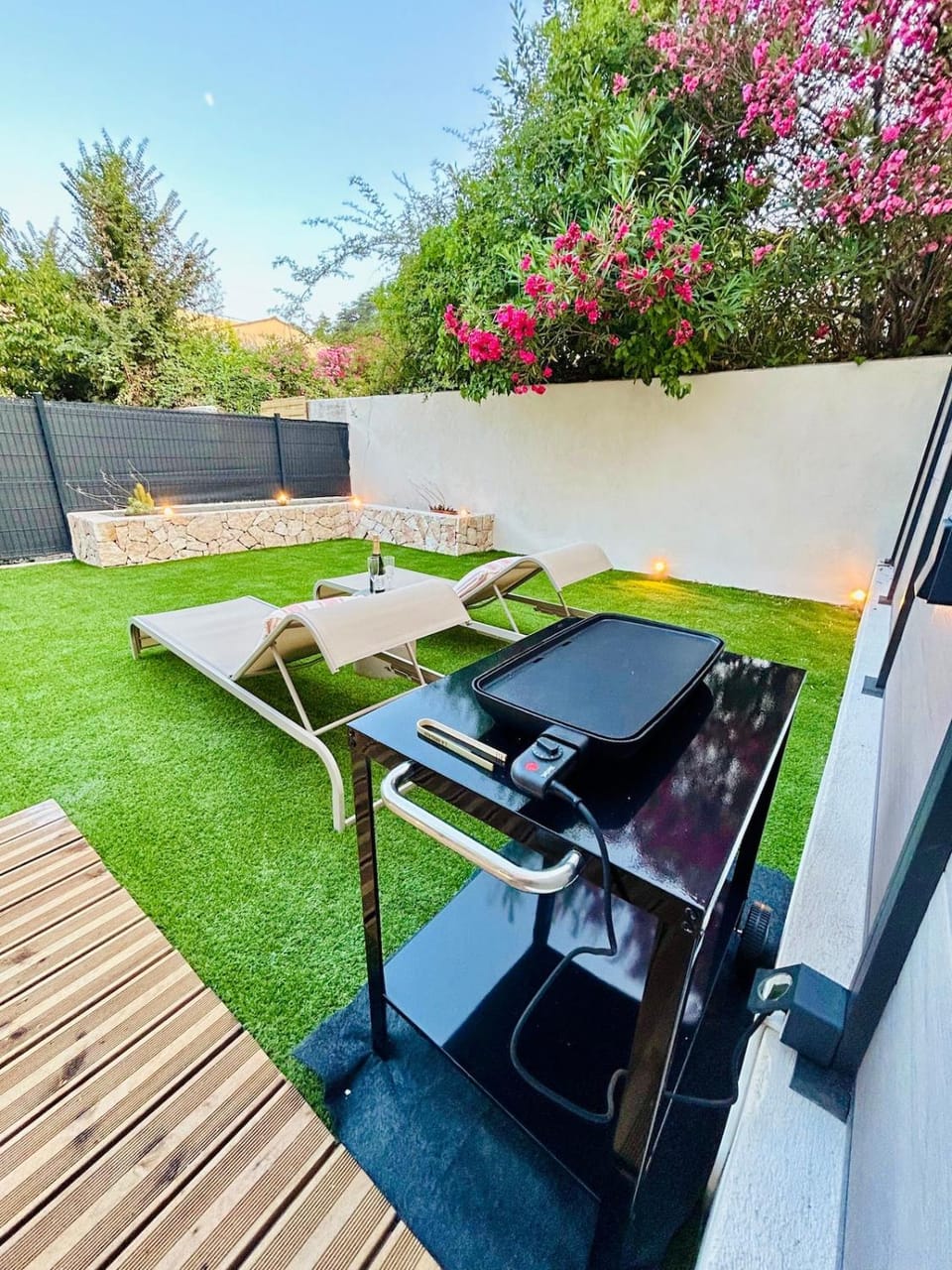 Stylish Garden Escape- BBQ, Projector & Exclusive Parking Apartment in Cagnes-sur-Mer
