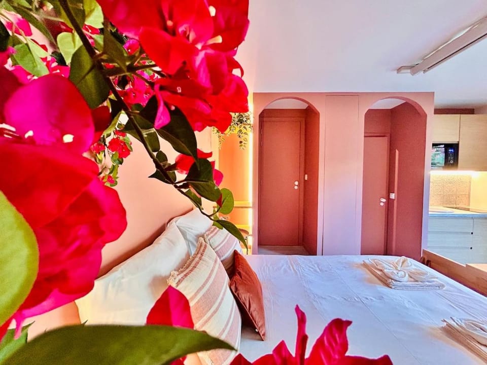 Stylish Garden Escape- BBQ, Projector & Exclusive Parking Apartment in Cagnes-sur-Mer