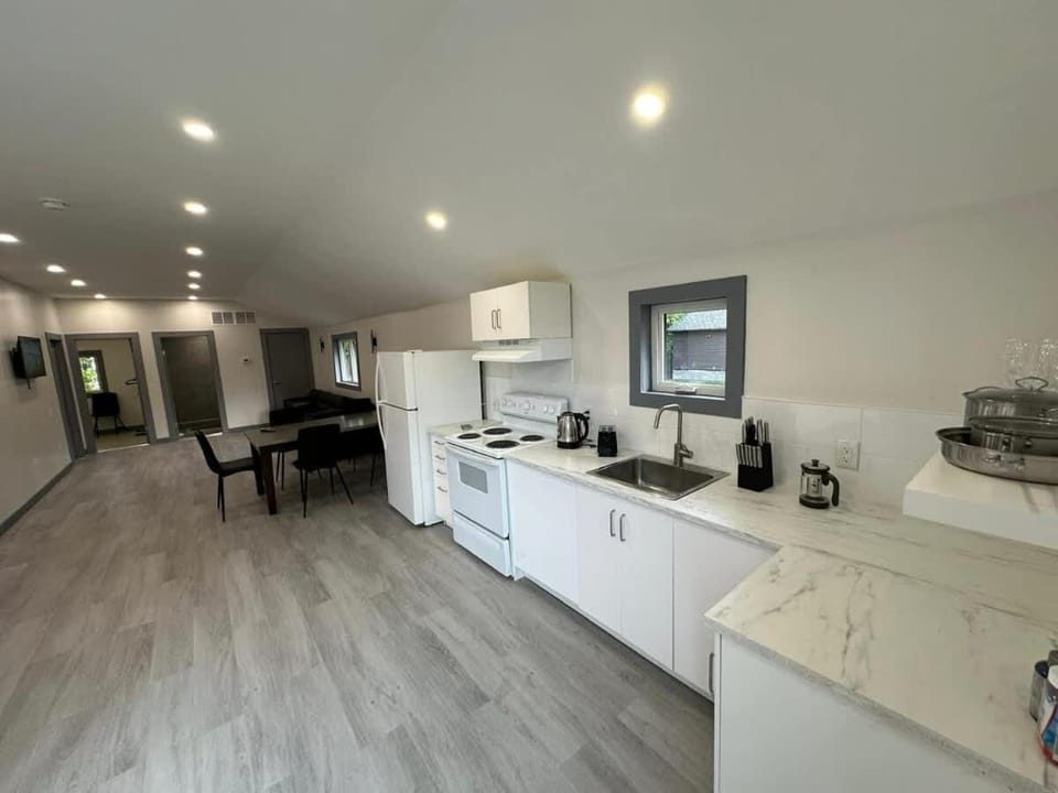 Cozy 4-Bedroom Cottage #1 in Innisfil House in Innisfil