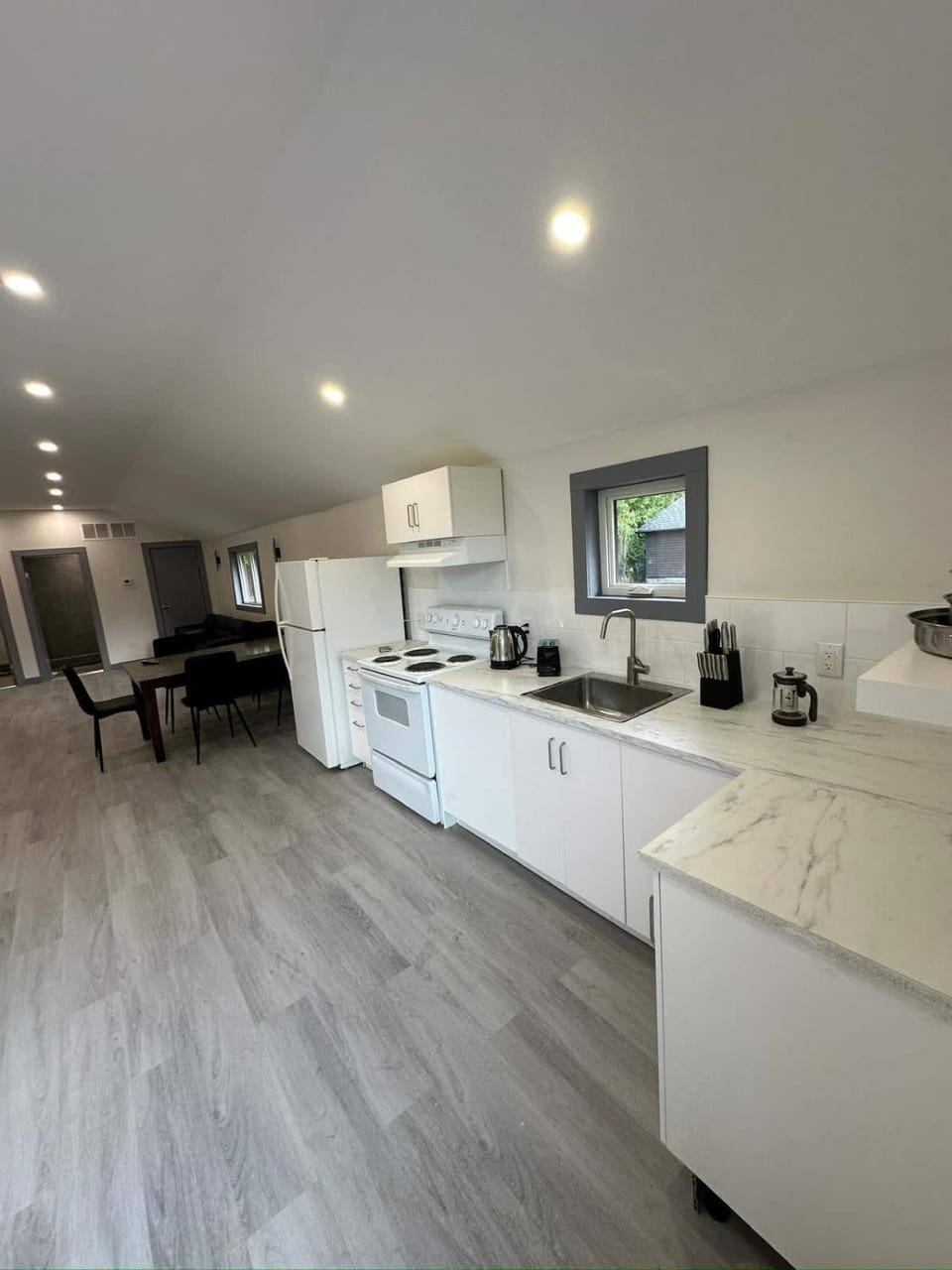 Cozy 4-Bedroom Cottage #1 in Innisfil House in Innisfil