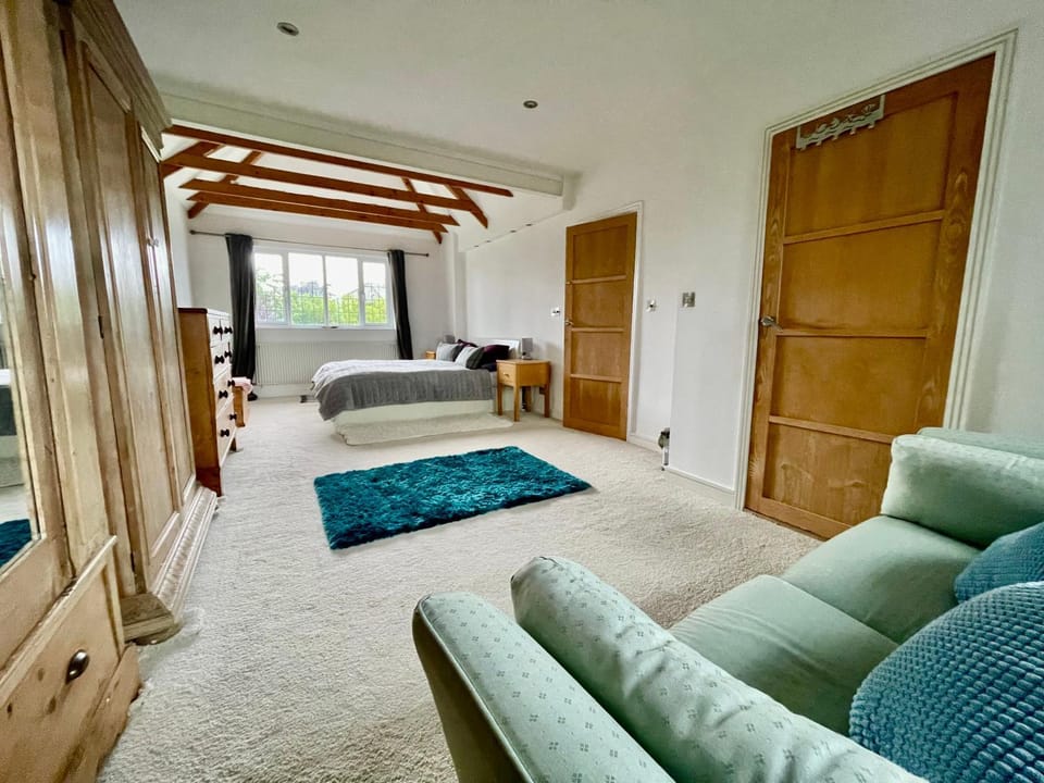 Bed, Seating area, Bedroom, wardrobe