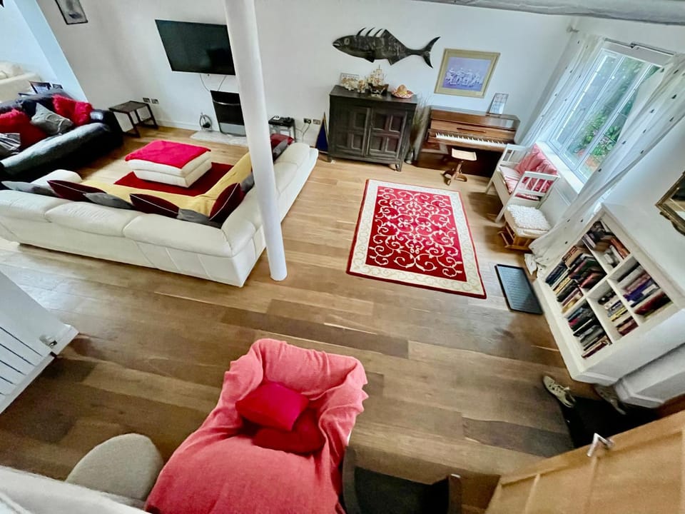 TV and multimedia, Living room, Seating area, Evening entertainment