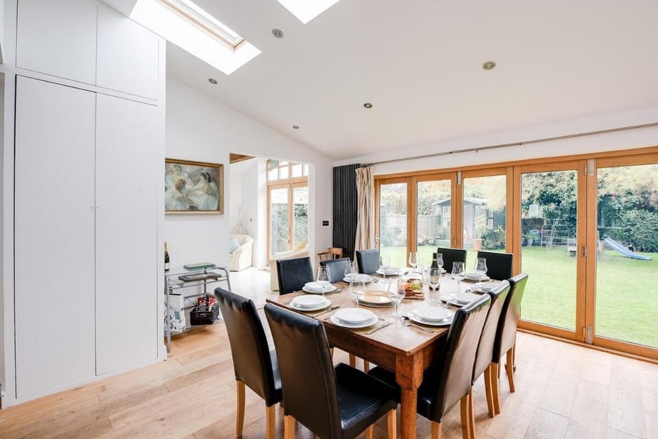 Garden, Living room, Seating area, Dining area, Garden view