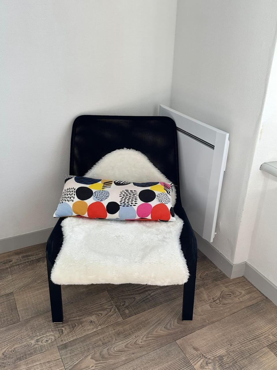 Seating area, Bedroom, internet