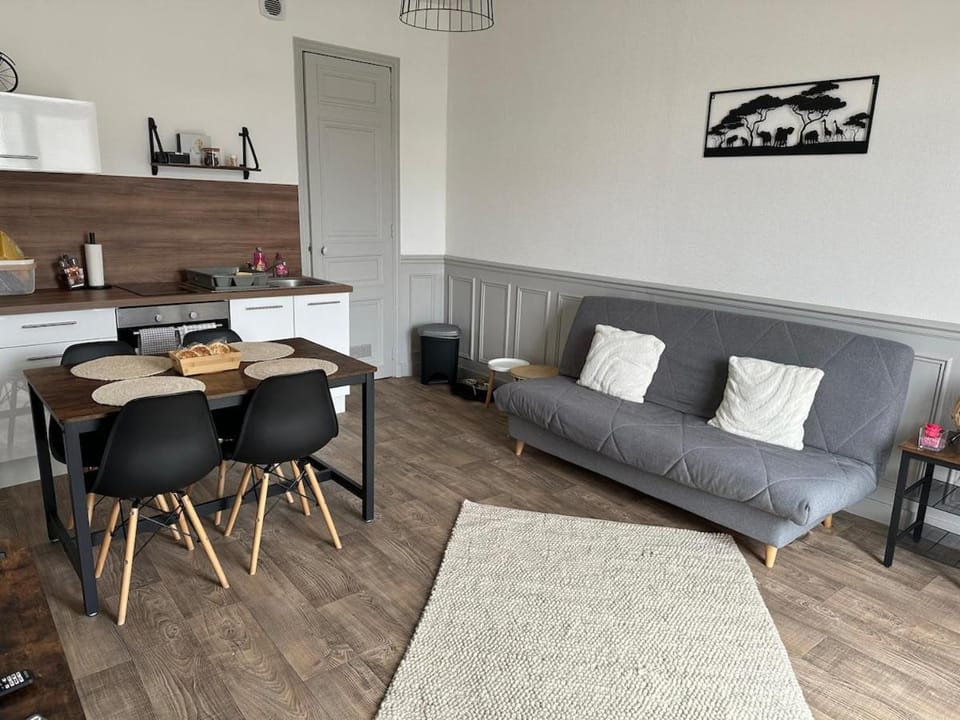 Coffee/tea facilities, Living room, Seating area, Dining area