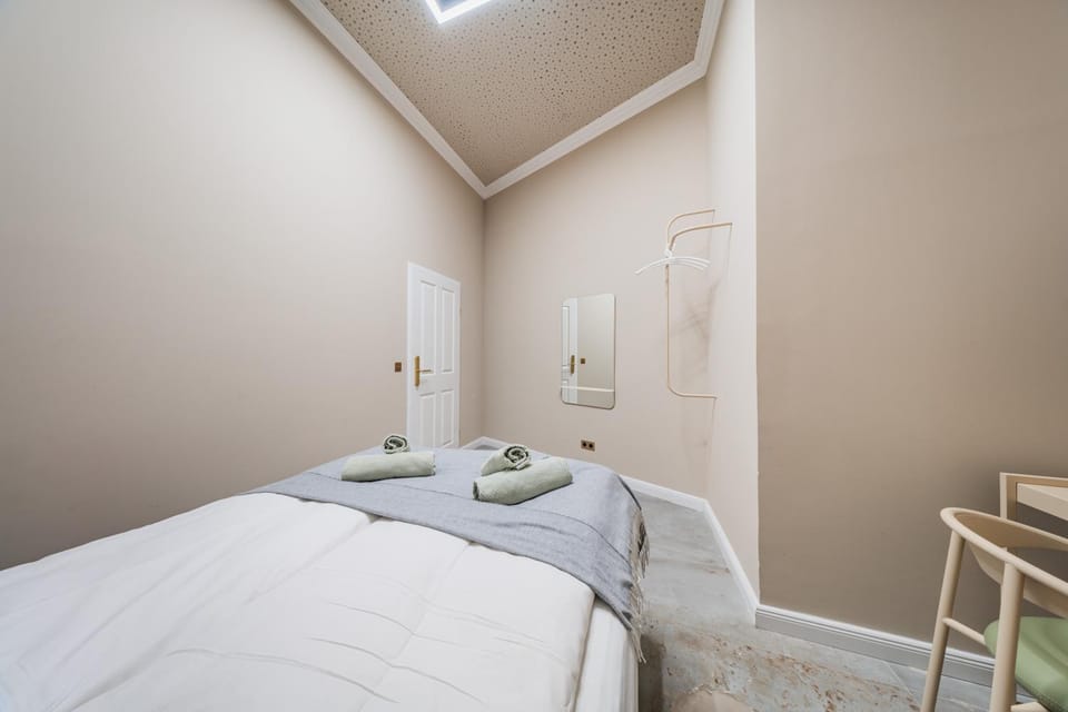 Bed, Bedroom, towels