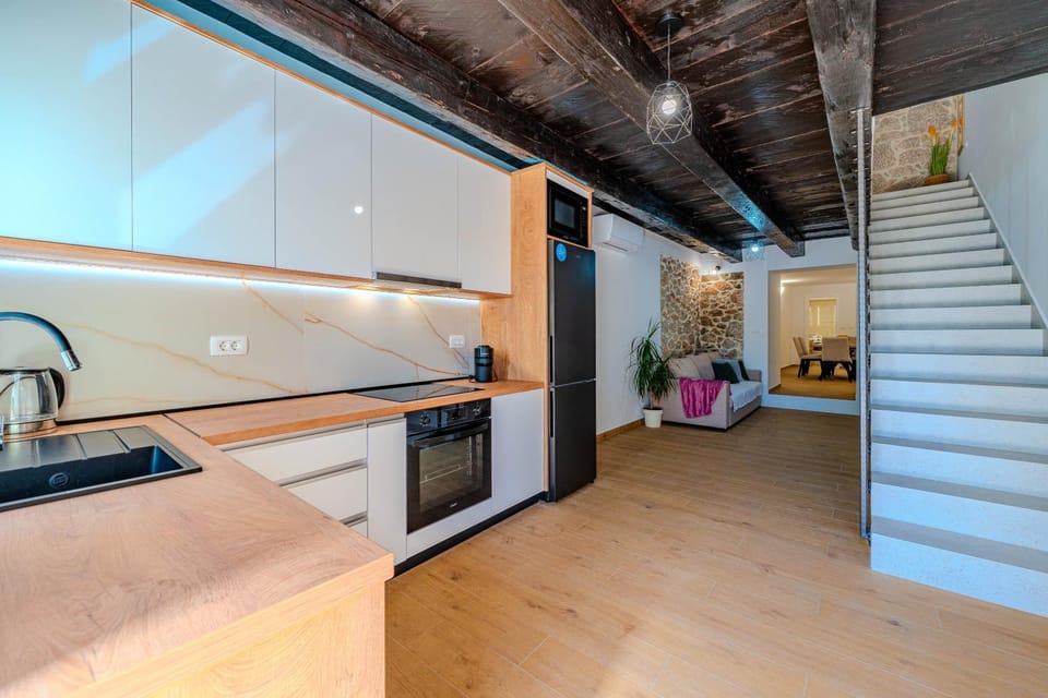 Living room, Communal kitchen, dishwasher, stove, kitchen