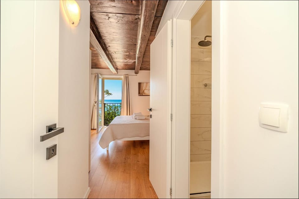 Bed, View (from property/room), Bedroom, City view, Garden view