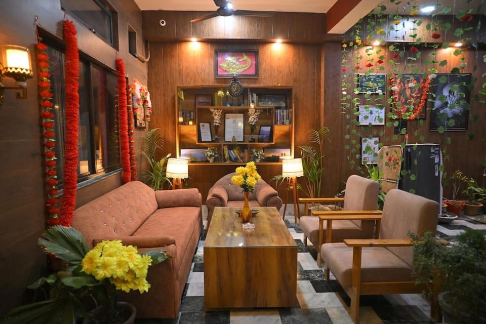 People, Food and drinks, Seating area