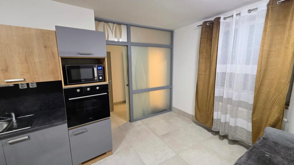 Kitchen or kitchenette, oven