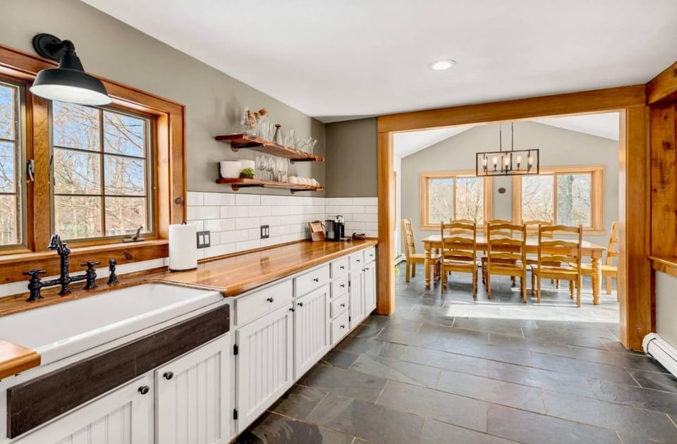 Coffee/tea facilities, Kitchen or kitchenette, Dining area, kitchen