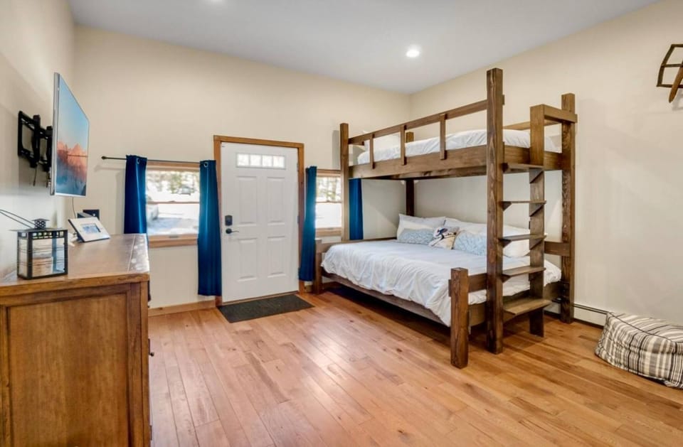 Bed, Game Room, TV and multimedia, Bedroom, fireplace
