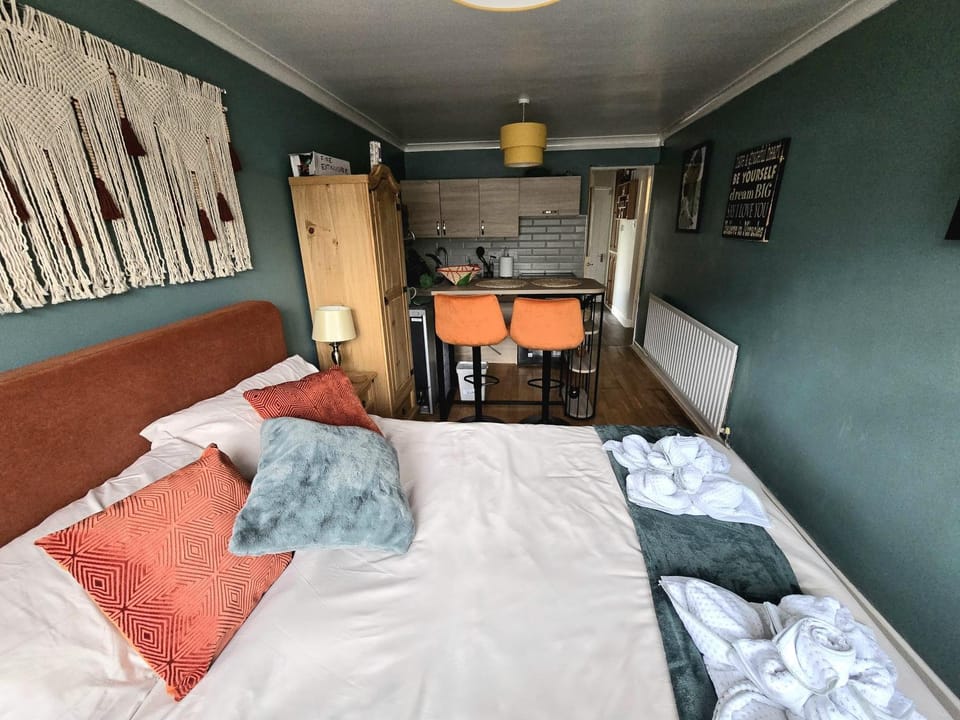 Bed, Kitchen or kitchenette, Dining area, Bedroom, towels, wardrobe