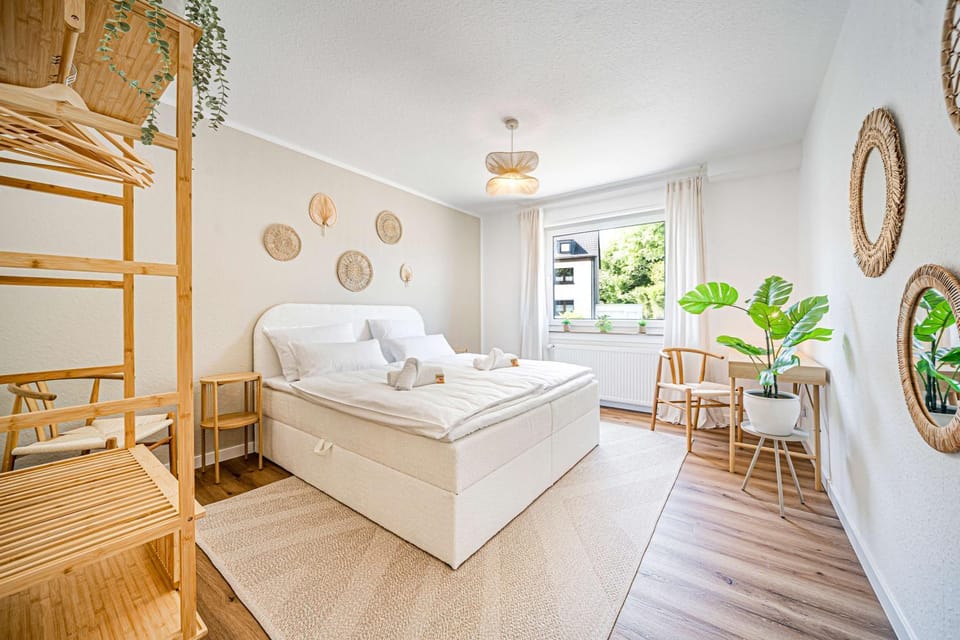 Bed, Photo of the whole room, Seating area, Bedroom, towels