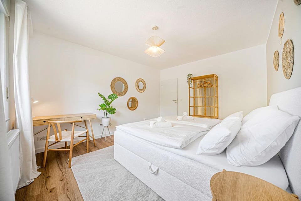 Bed, Photo of the whole room, Seating area, Bedroom, towels