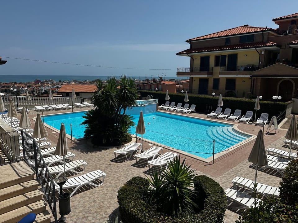 Pool view, Swimming pool, sunbed