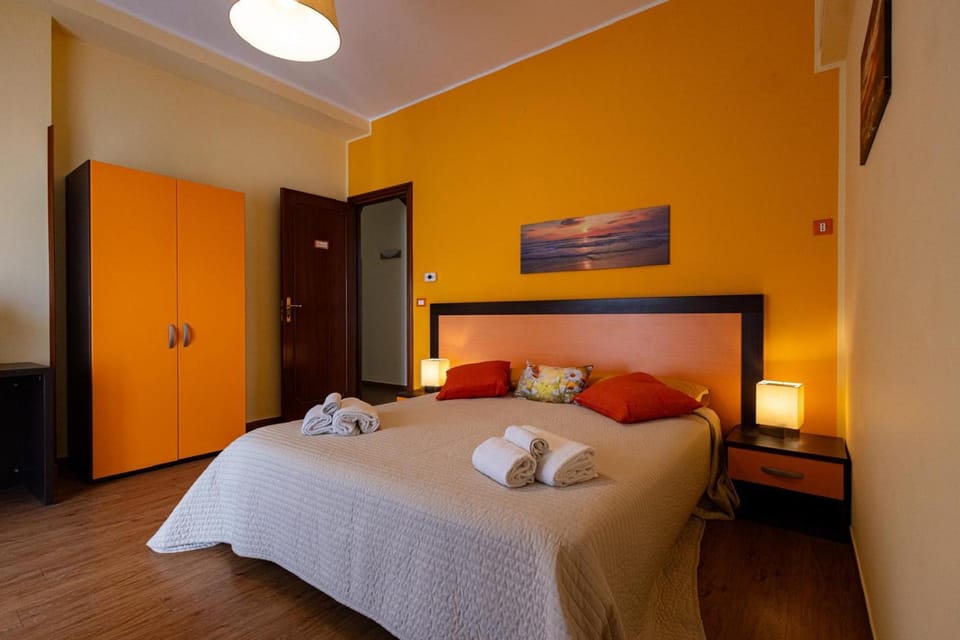 Photo of the whole room, Bedroom, towels, wardrobe
