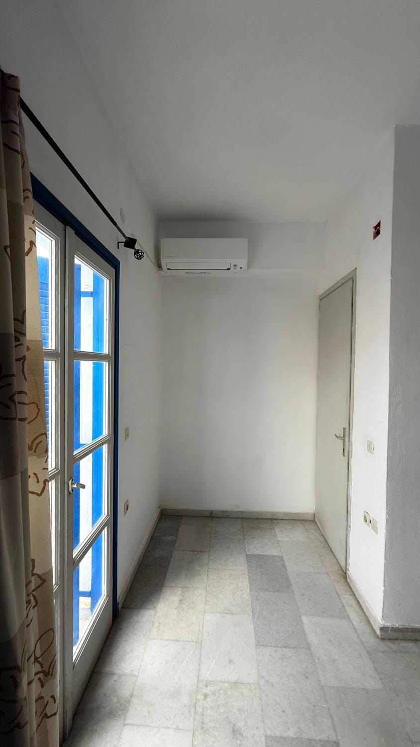 Photo of the whole room, air conditioner