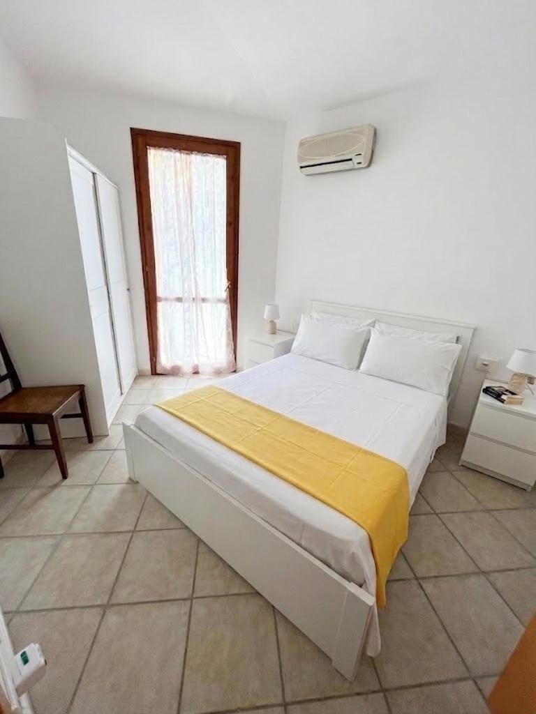 Bed, Photo of the whole room, Bedroom, air conditioner