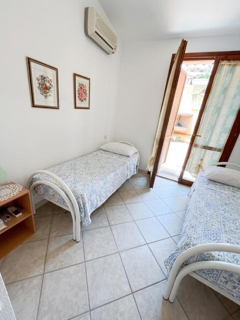 Bed, Photo of the whole room, Bedroom, air conditioner