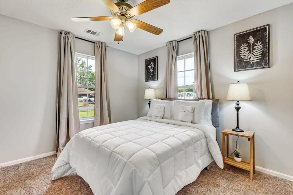 Bed, Photo of the whole room, Bedroom