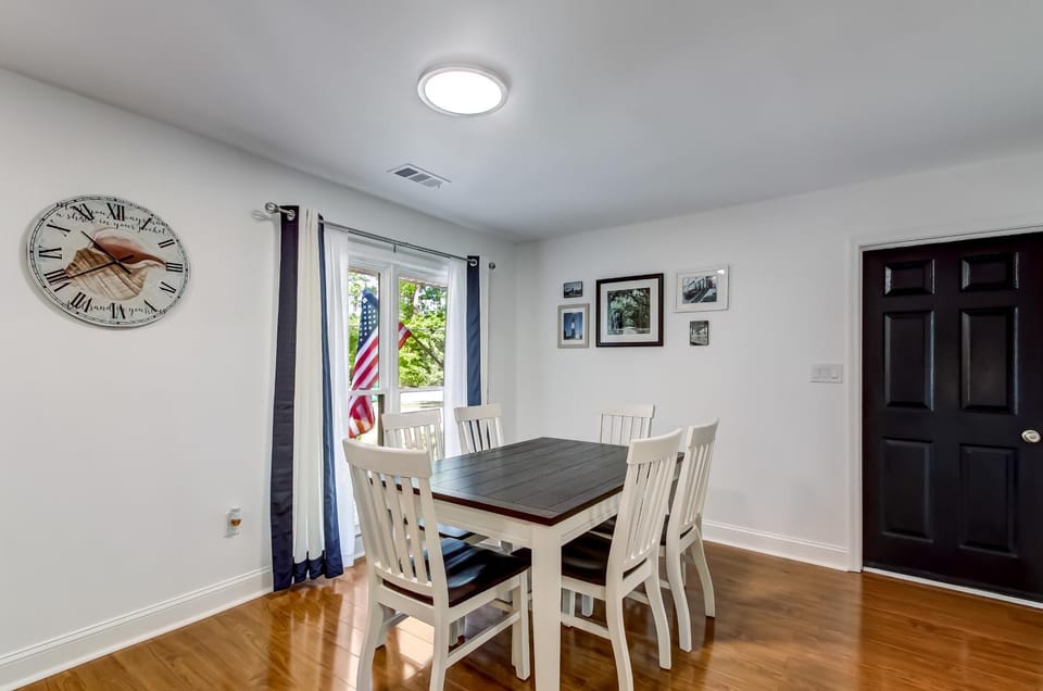 Seating area, Dining area