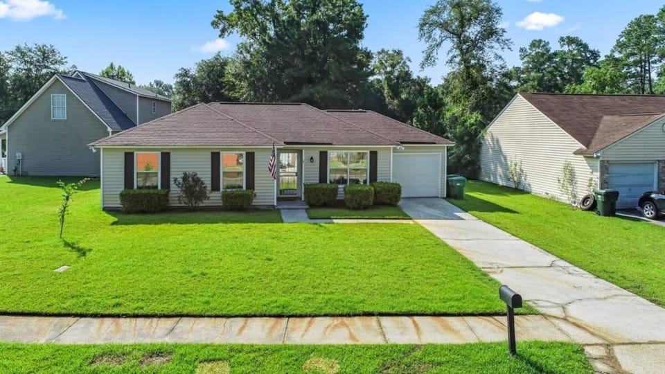 20 Mins from the Airport- Sunny Soling Hideaway House in Savannah