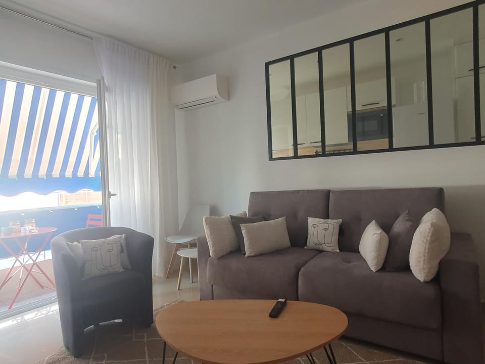 TV and multimedia, Living room, Seating area, air conditioner