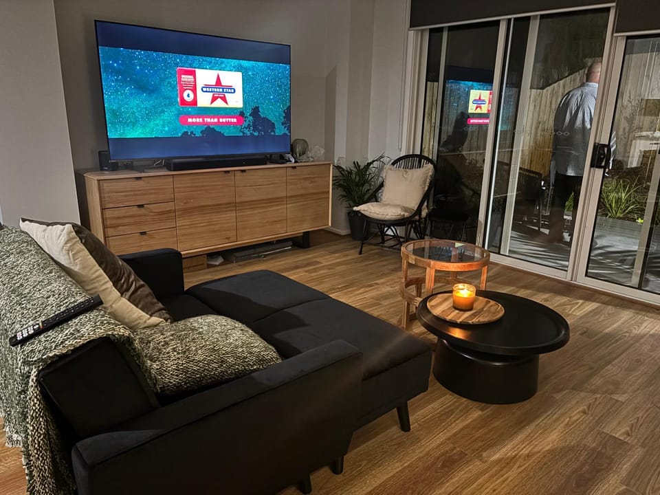 Communal lounge/ TV room, TV and multimedia, Living room, Seating area, Evening entertainment
