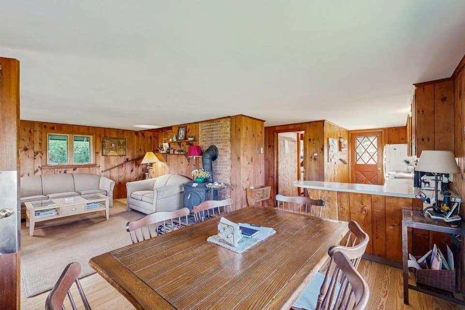 TV and multimedia, Kitchen or kitchenette, Living room, Seating area, Dining area