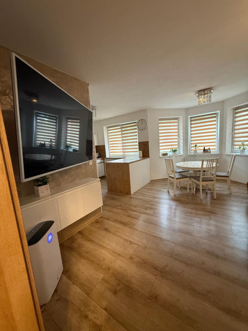 TV and multimedia, Living room, Seating area, Dining area