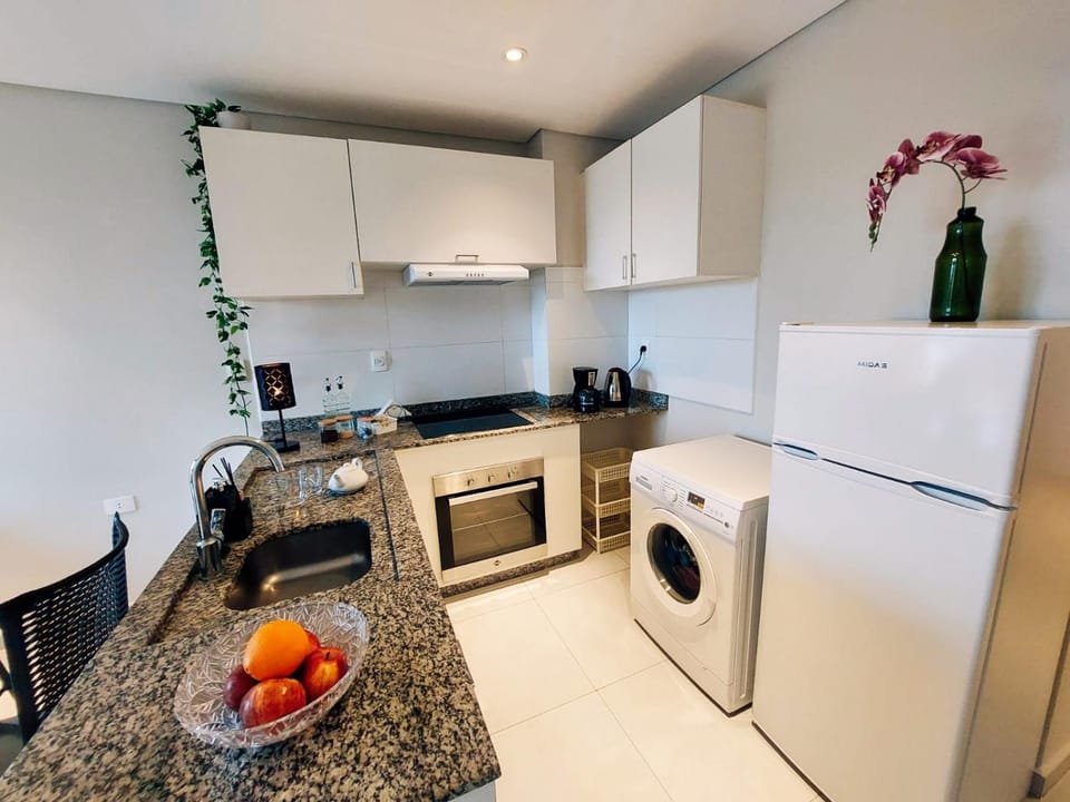 Coffee/tea facilities, Kitchen or kitchenette, oven, stove