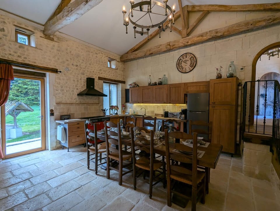 Kitchen or kitchenette, Dining area, oven, stove