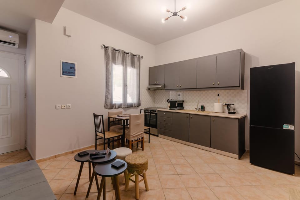 Kitchen or kitchenette, Dining area, oven, pet friendly, stove