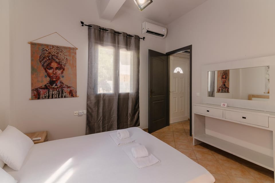Bed, Photo of the whole room, Decorative detail, Bedroom, towels