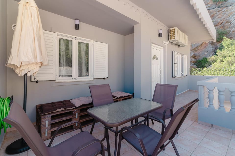 Patio, Day, Balcony/Terrace, Seating area, Dining area
