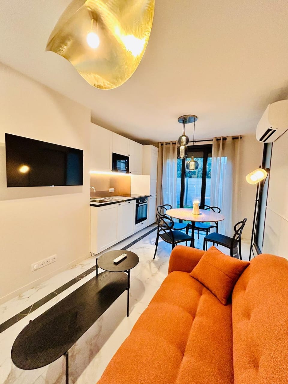 Luxury Suite - Intimate Garden, BBQ & Private Parking Apartment in Cagnes-sur-Mer