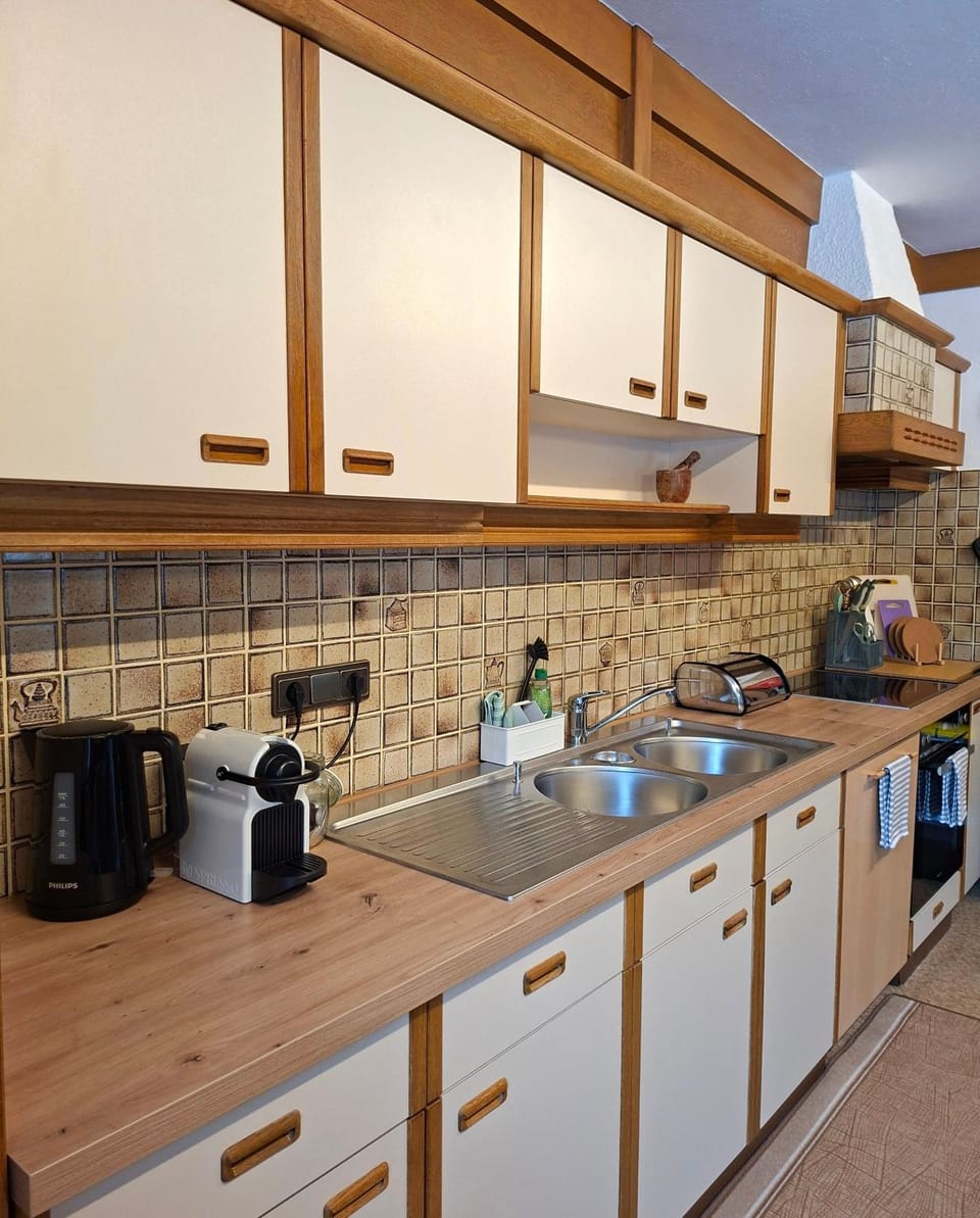 Coffee/tea facilities, Kitchen or kitchenette, dishwasher, stove, toaster, kitchen