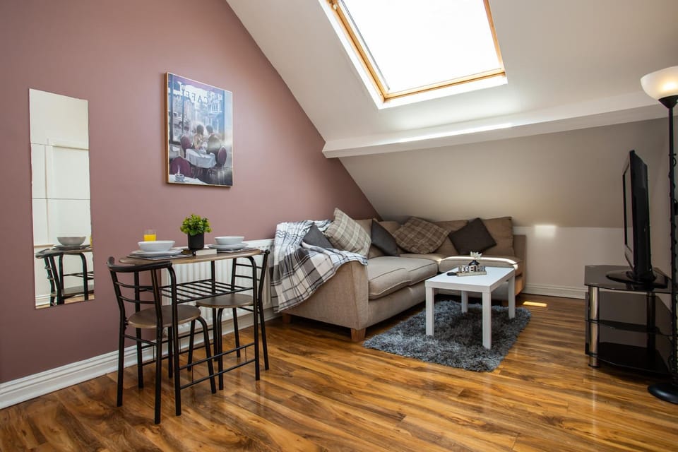 TV and multimedia, Living room, Seating area, Dining area
