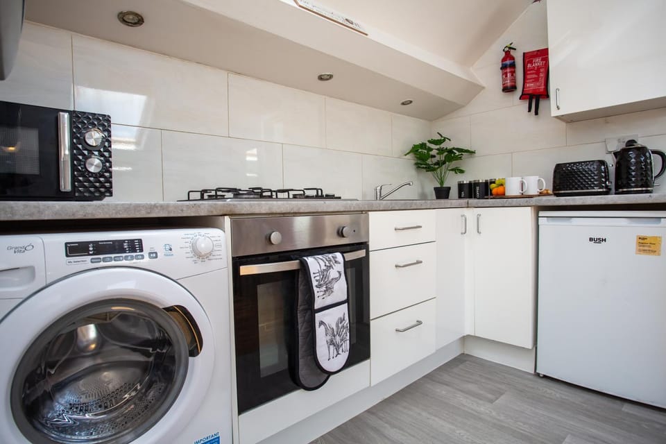Coffee/tea facilities, Kitchen or kitchenette, Food and drinks, microwave, oven, stove, toaster, washing machine