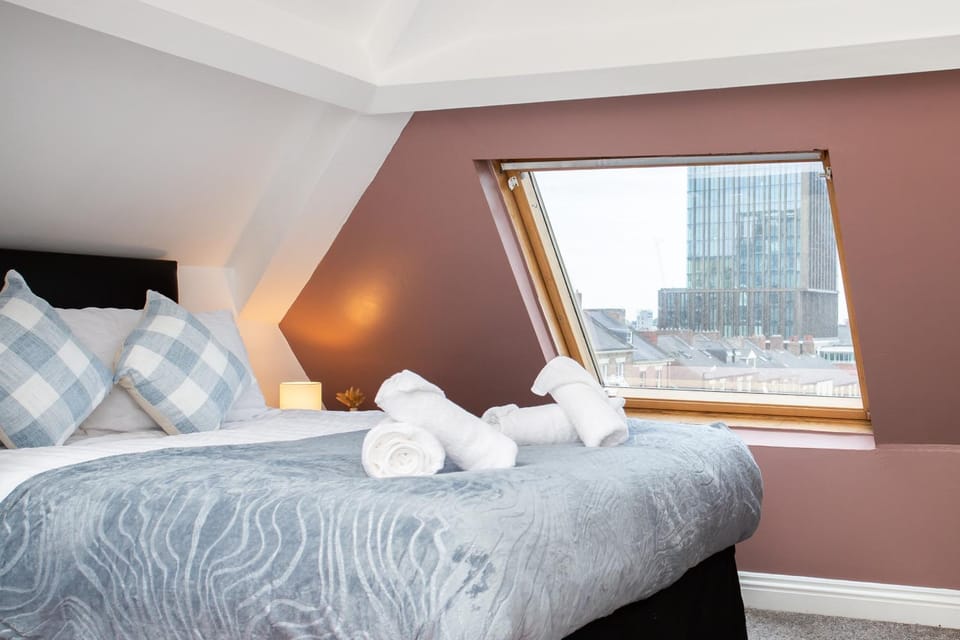Bed, Photo of the whole room, Bedroom, towels