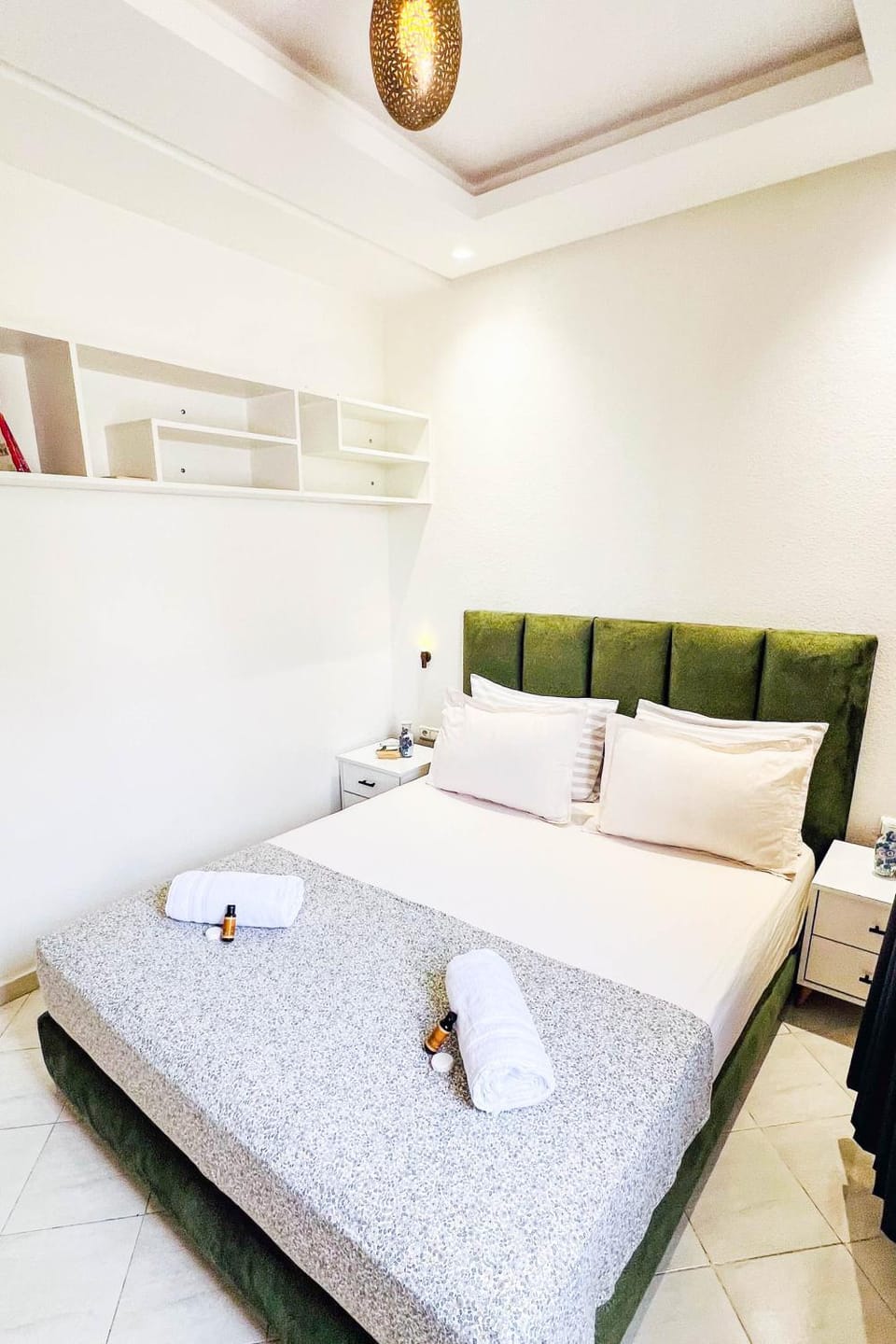 Bed, Photo of the whole room, Bedroom, towels