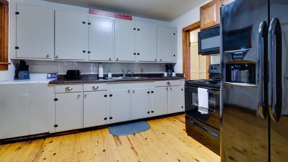 Dock & Volleyball! Near Downtown - Golden Getaway House in Savannah